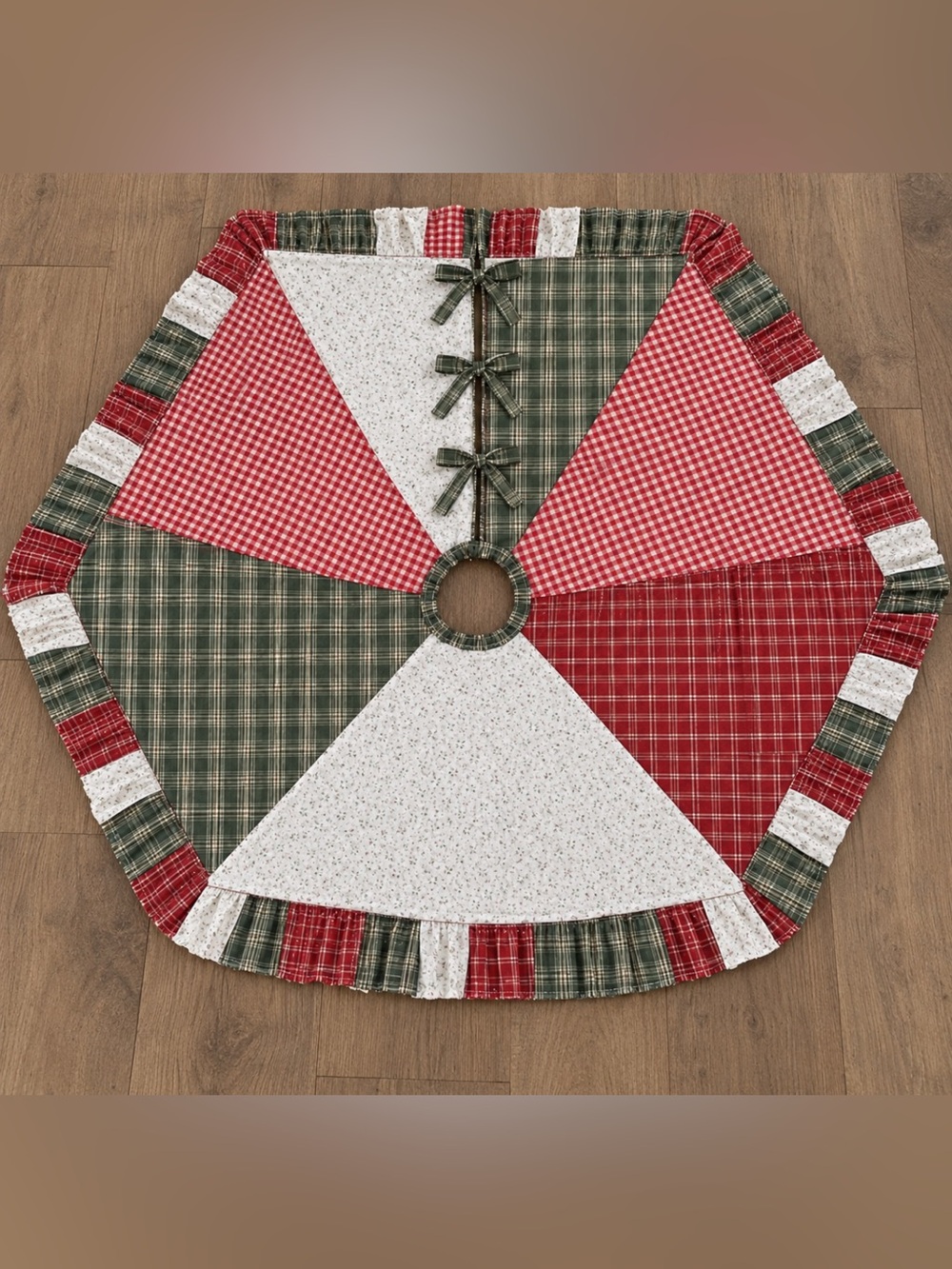 Traditional Plaid Patchwork Tree Skirt in Red, Green, White